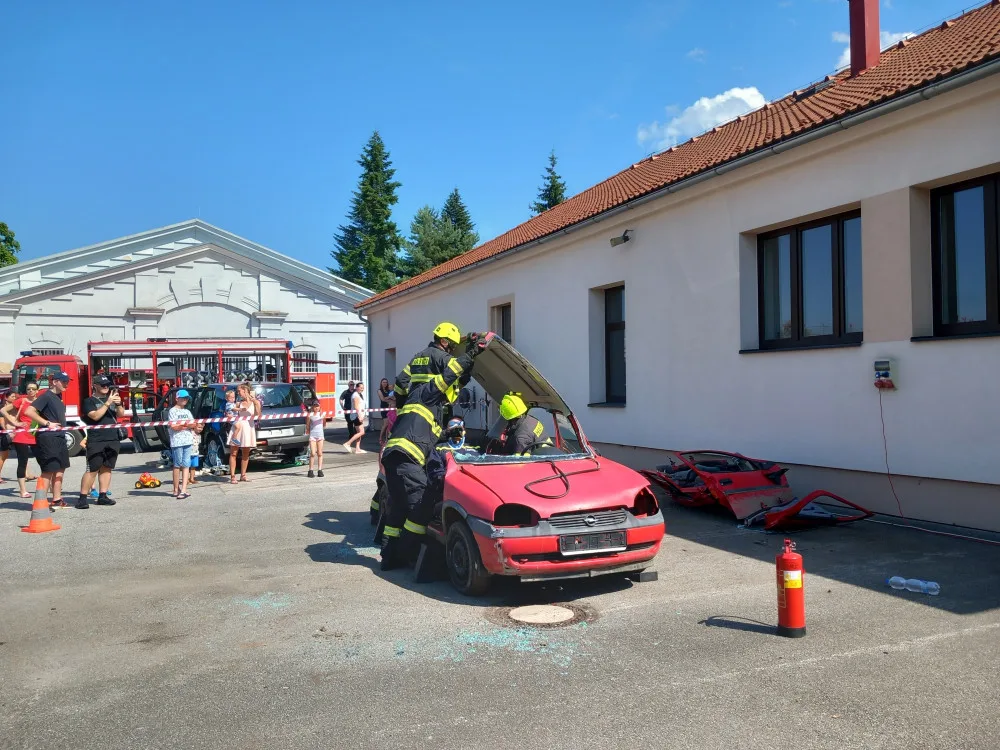 Den otevřených dveří na požárních stanicích nabídl ukázky těžké techniky i hasičských zásahů