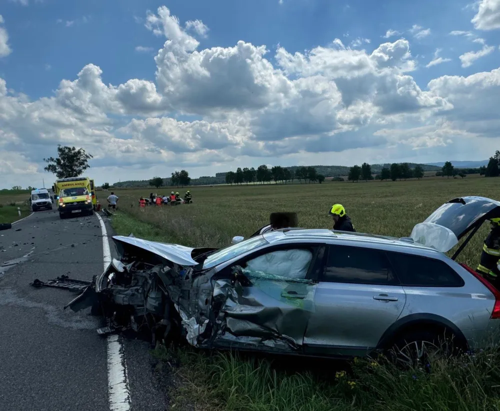 Vážná dopravní nehoda u Dražic. Mezi zraněnými jsou i tři děti