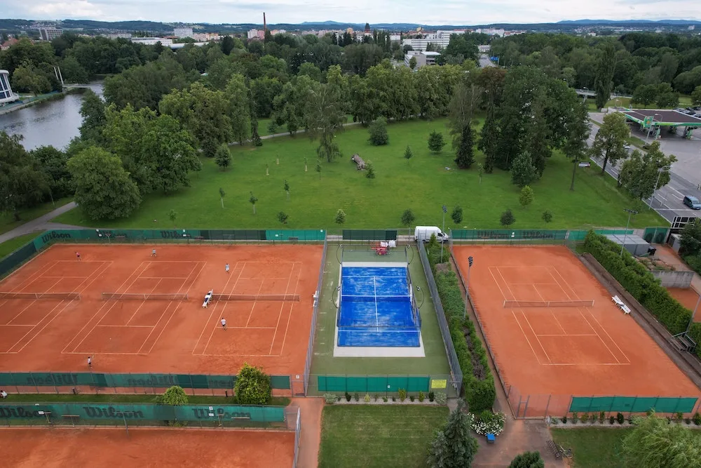 Nové sportoviště padel: Sport 21. století přichází do Českých Budějovic