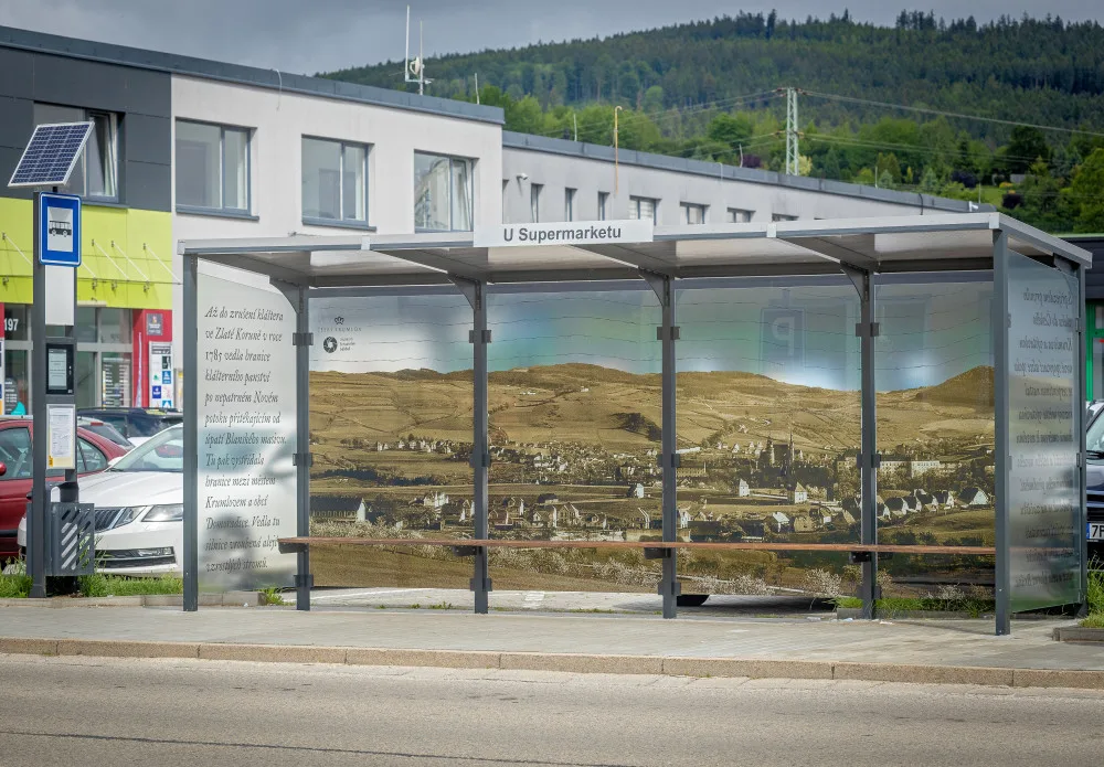 Fotografie na skleněných stěnách autobusových zastávek poučí o historie a ochrání ptáky před nárazem
