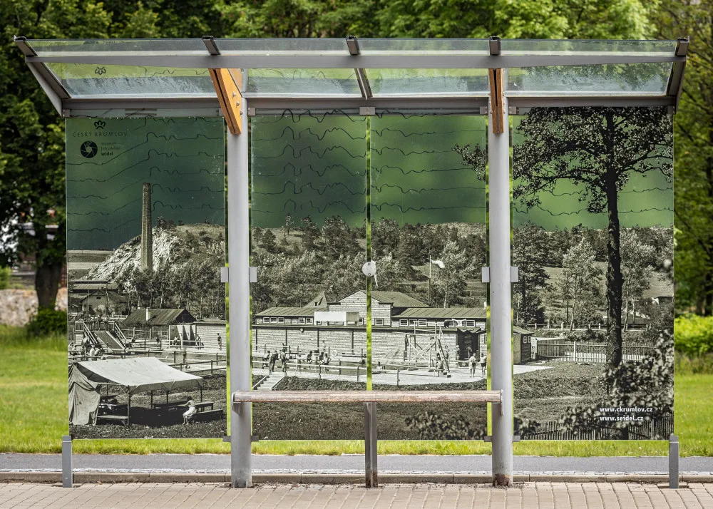 Fotografie na skleněných stěnách autobusových zastávek poučí o historie a ochrání ptáky před nárazem