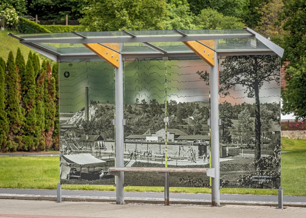 Fotografie na skleněných stěnách autobusových zastávek poučí o historie a ochrání ptáky před nárazem
