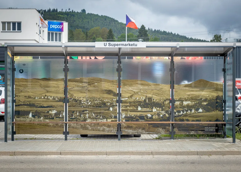 Fotografie na skleněných stěnách autobusových zastávek poučí o historie a ochrání ptáky před nárazem