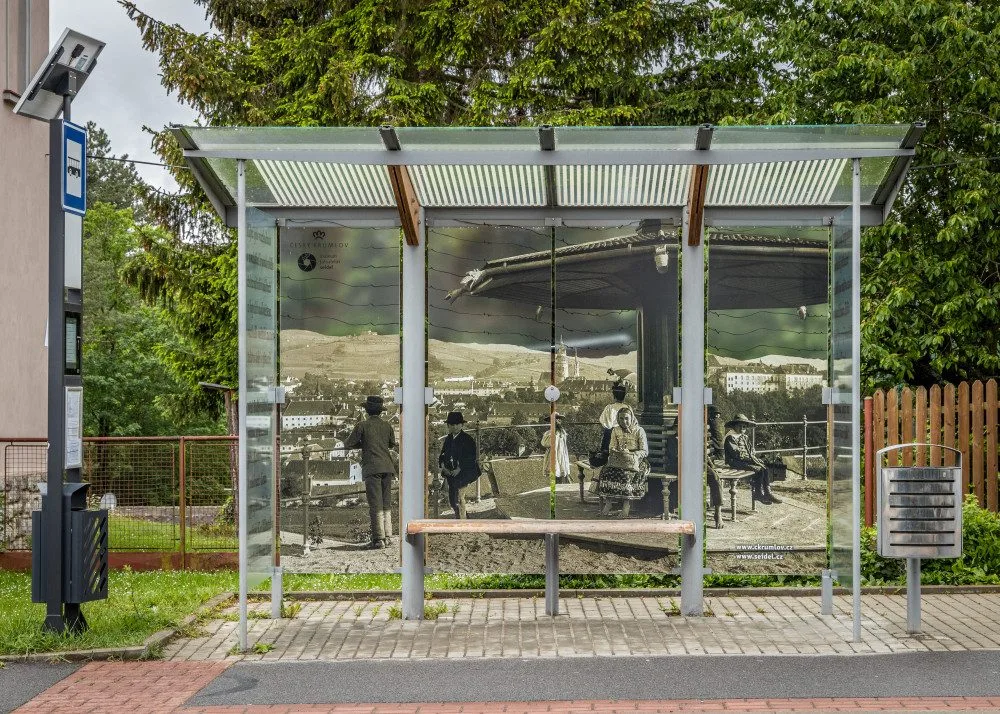 Fotografie na skleněných stěnách autobusových zastávek poučí o historie a ochrání ptáky před nárazem