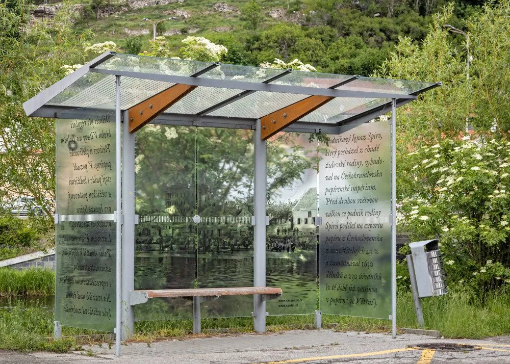 Fotografie na skleněných stěnách autobusových zastávek poučí o historie a ochrání ptáky před nárazem