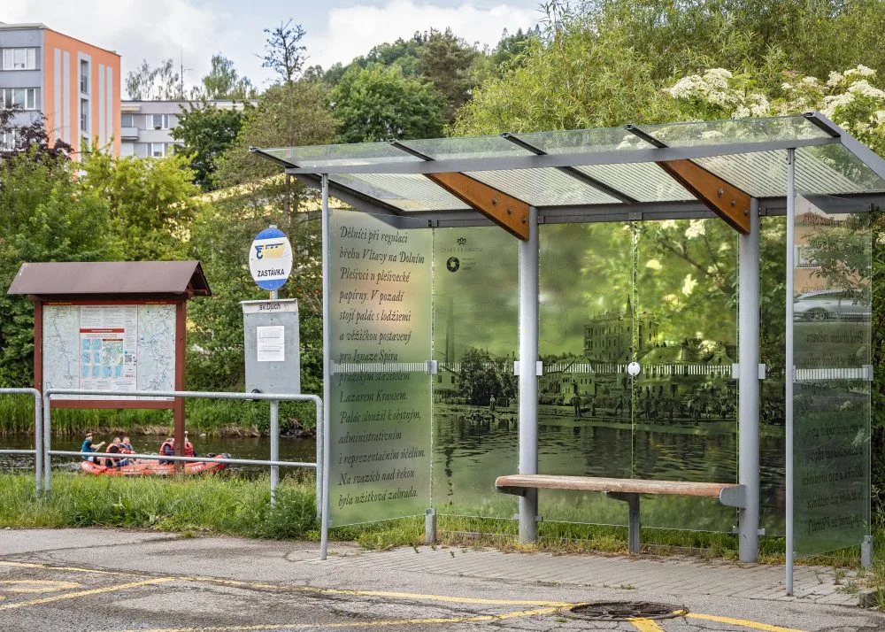 Fotografie na skleněných stěnách autobusových zastávek poučí o historie a ochrání ptáky před nárazem