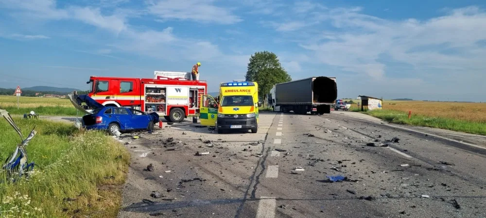Vážná dopravní nehoda u Libějovic. Řidič osobního auta zemřel
