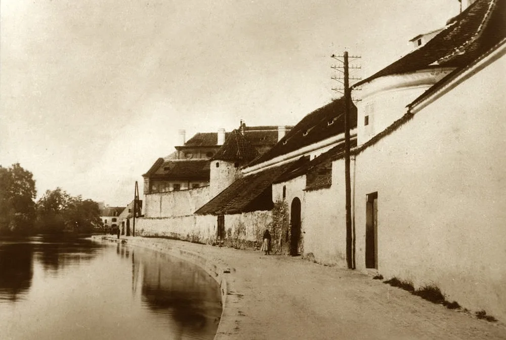 DRBNA HISTORIČKA: Při čištění slepého ramene u Sokolského ostrova vytěžili dělníci 5 tisíc kubíků bahna
