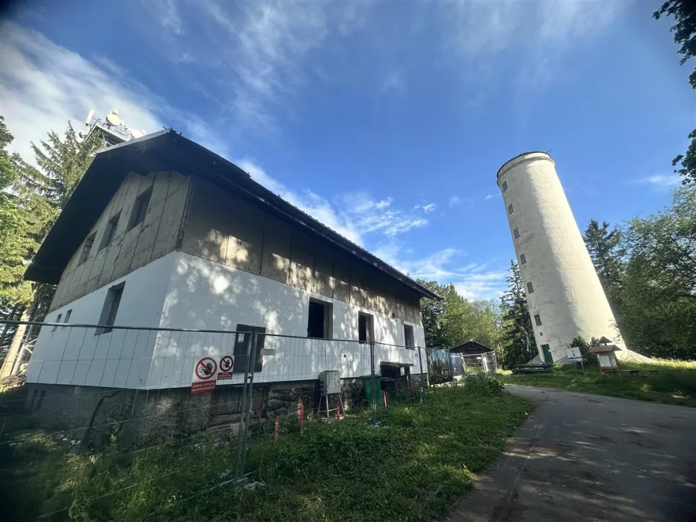 Občerstvení i rozhledna u horské chaty na Libíně budou přes léto otevřené, město našlo nového provozovatele