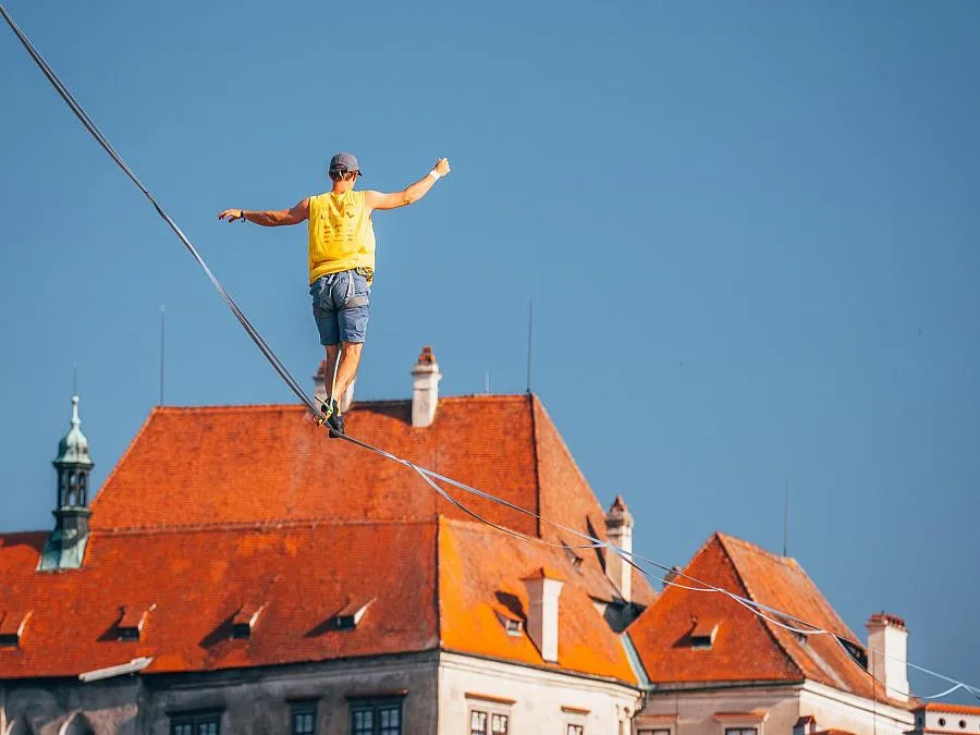 KULTURNÍ TIPY: Užijte si Highline festival v Krumlově nebo si zatančete na Střeše