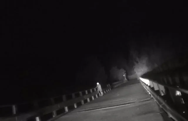 Žena chtěla skočit z mostu. Zabránili jí policisté
