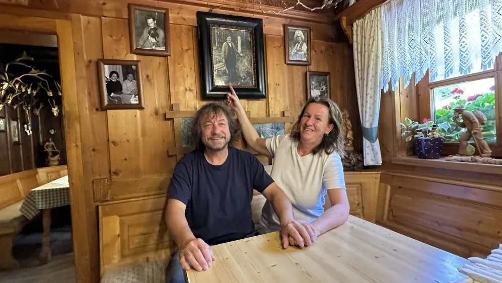 Nejslavnější výletní restaurace Šumavy a Bavorského lesa má dlouhou rodinnou tradici. Vlastní ji a provozuje německo-český manželský pár