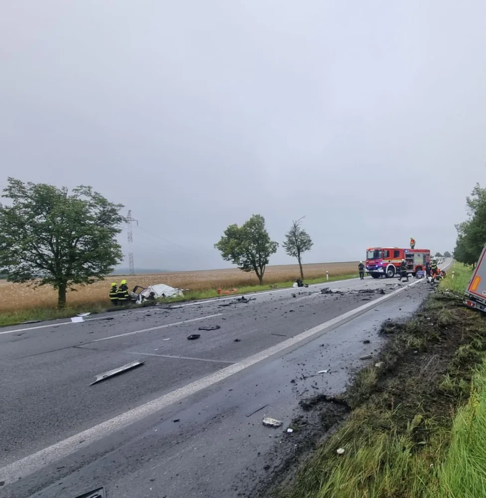 Vážná dopravní nehoda u Protivína, řidič osobního auta nepřežil střet s kamionem