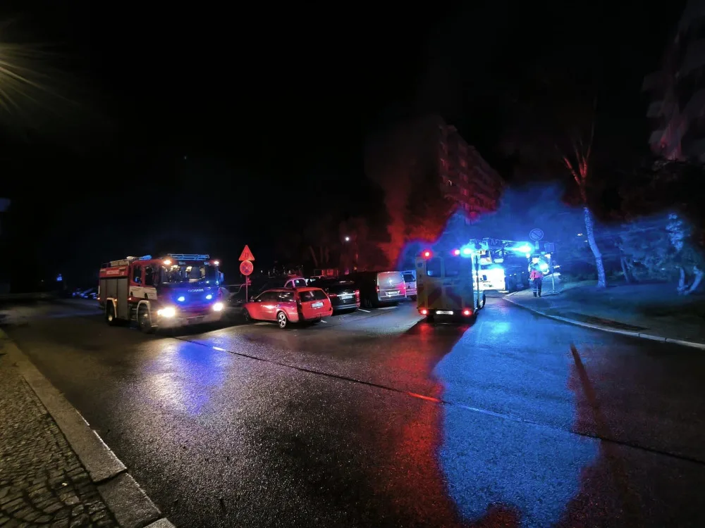 Při požáru bytu ve Strakonicích nalezli hasiči mrtvého člověka