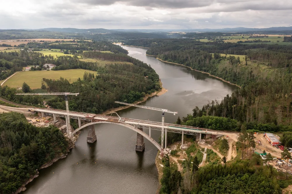 Most přes Orlík už má hotovou nosnou konstrukci. Vlaky po něm budou jezdit na podzim