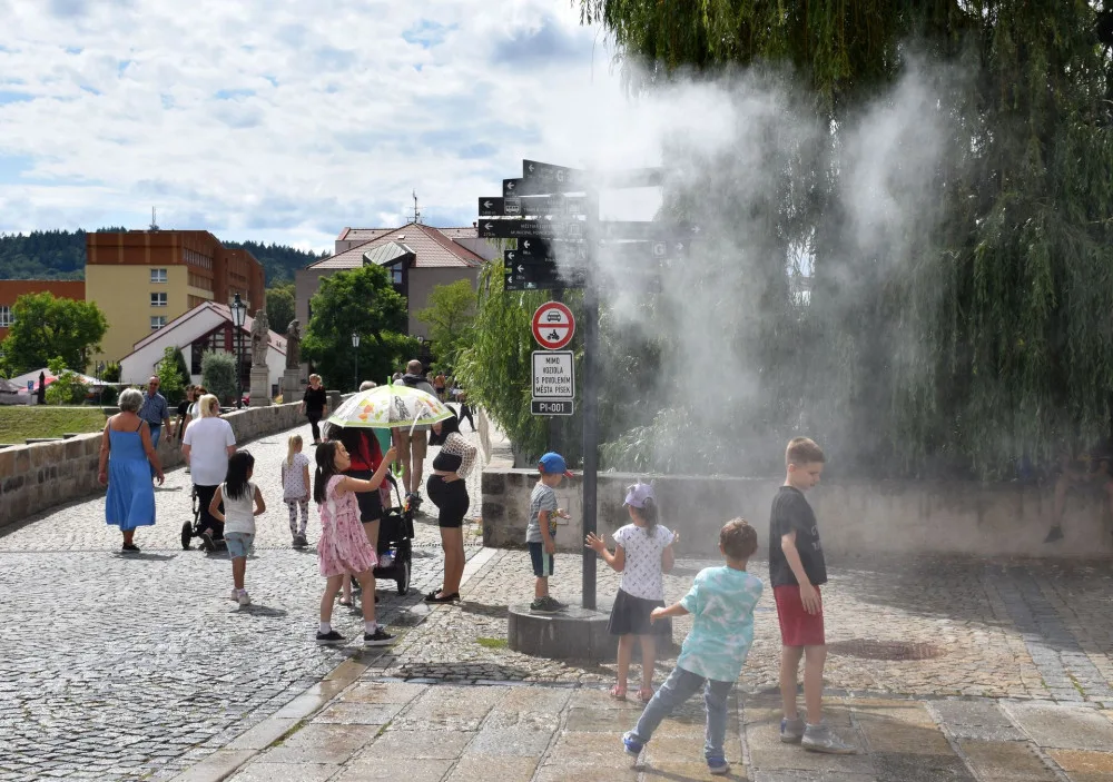 Rozcestník u Kamenného mostu v Písku se proměnil v mlžítko, město plánuje jejich počet do budoucna rozšířit