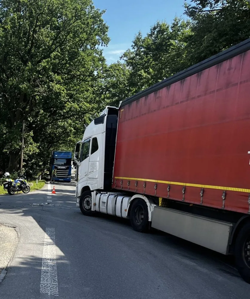Silnici u Veselí nad Lužnicí zablokovala vážná nehoda, při které se střetl motorkář s nákladním automobilem