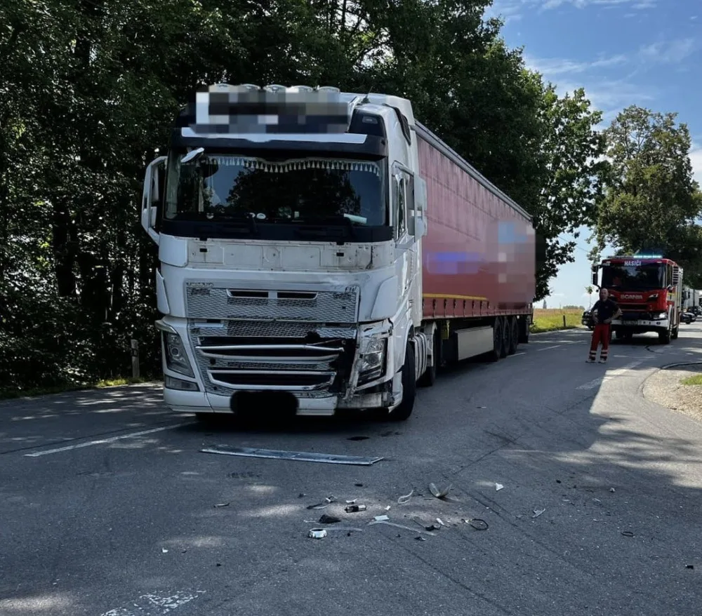 Silnici u Veselí nad Lužnicí zablokovala vážná nehoda, při které se střetl motorkář s nákladním automobilem