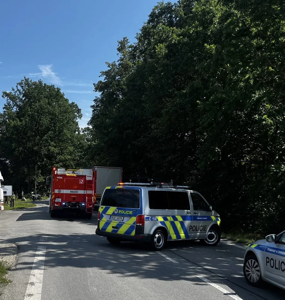 Silnici u Veselí nad Lužnicí zablokovala vážná nehoda, při které se střetl motorkář s nákladním automobilem