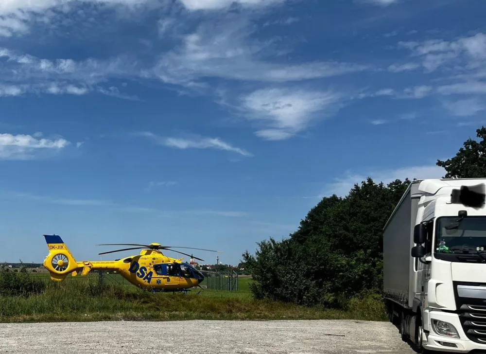 Silnici u Veselí nad Lužnicí zablokovala vážná nehoda, při které se střetl motorkář s nákladním automobilem
