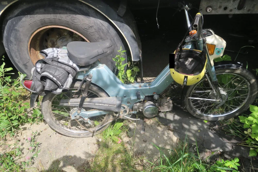 Opilý mladík bez řidičáku havaroval na neregistrované motorce. Před policií chtěl utéct