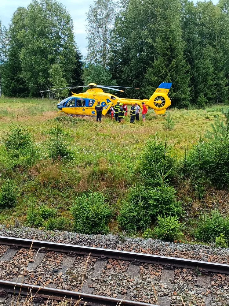 U Stožce spadl na cyklistu strom, s jeho záchranou pomáhali záchranářům hasiči, policisté i horská služba