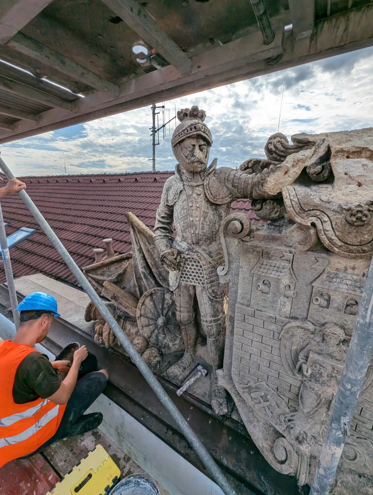 Restaurátoři obnovují sousoší na bývalých kasárnách v Českých Budějovicích, znázorňuje původní znak města