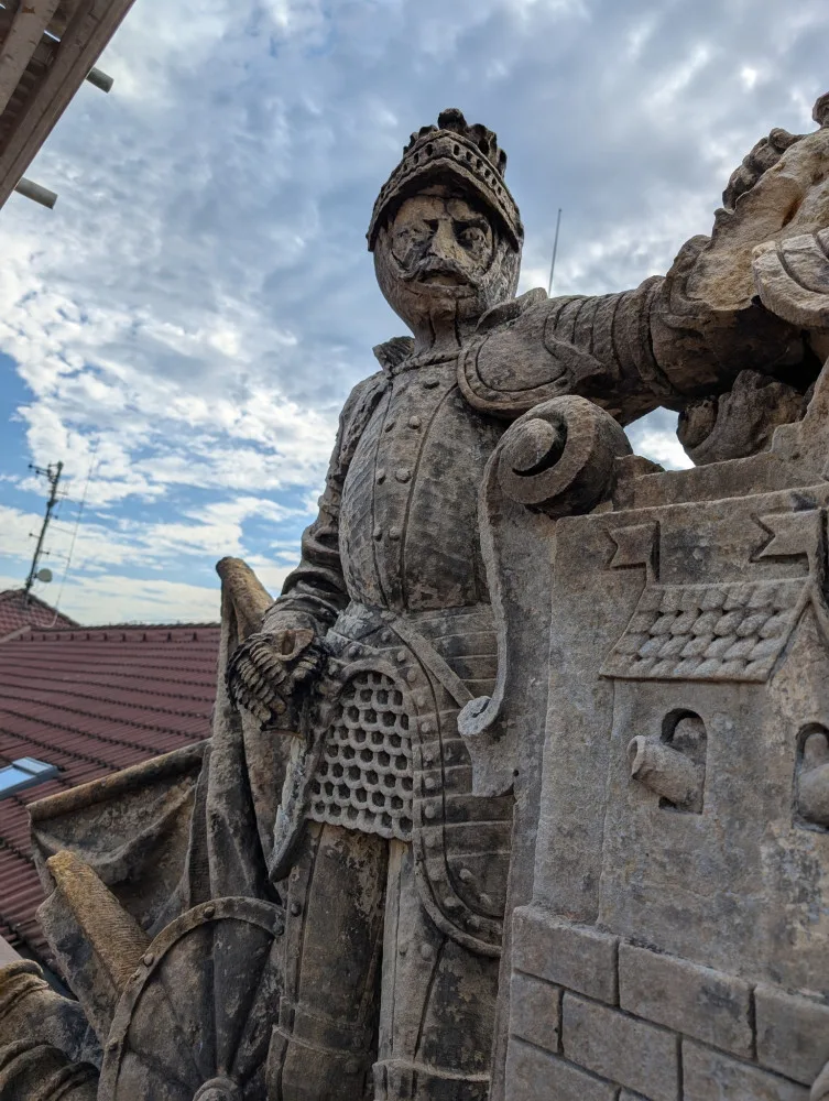 Restaurátoři obnovují sousoší na bývalých kasárnách v Českých Budějovicích, znázorňuje původní znak města