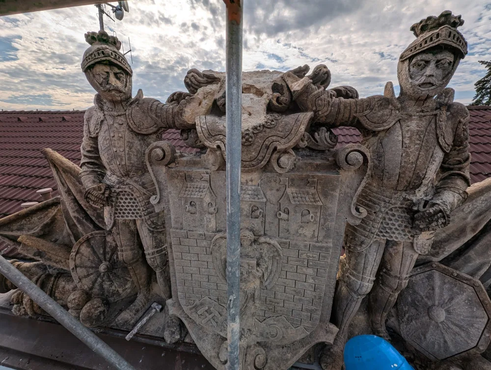 Restaurátoři obnovují sousoší na bývalých kasárnách v Českých Budějovicích, znázorňuje původní znak města