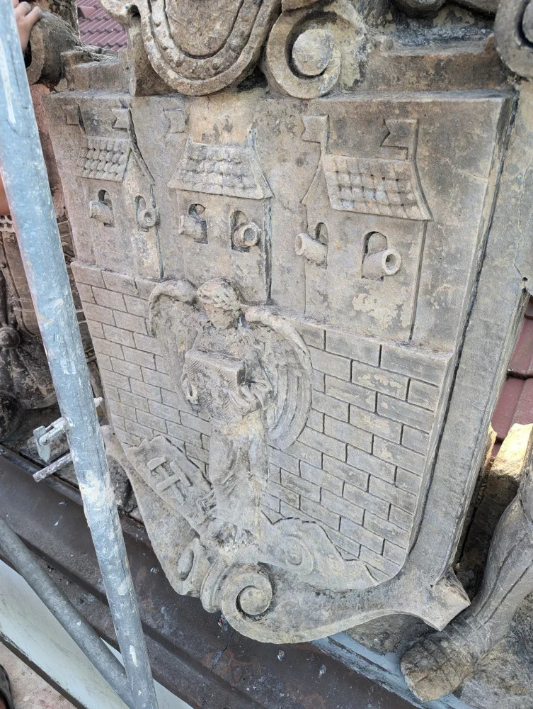 Restaurátoři obnovují sousoší na bývalých kasárnách v Českých Budějovicích, znázorňuje původní znak města