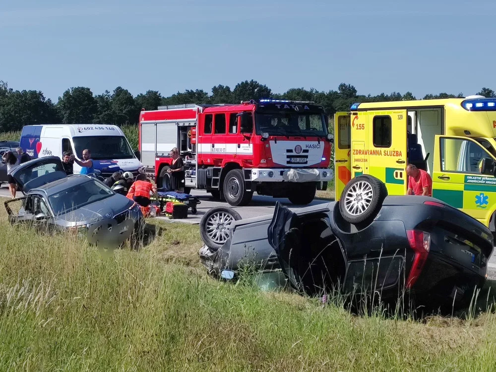 U obce Přeseky se srazila dvě osobní auta. Na místě zasahuje vrtulník a silnice je zcela neprůjezdná