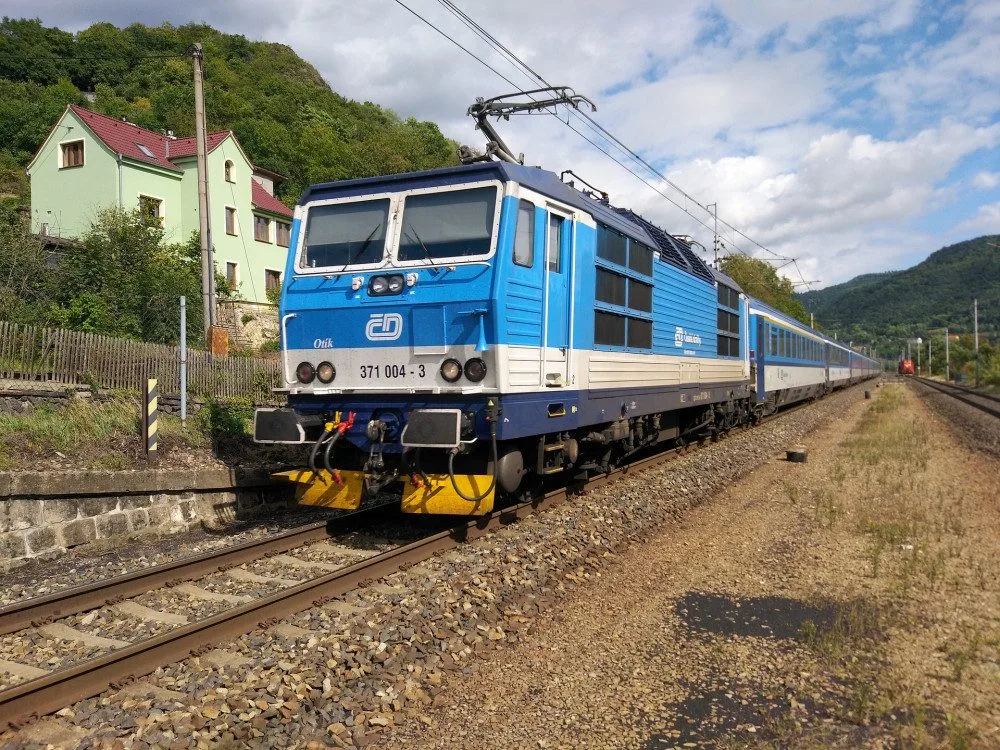 Na trati u Hluboké nad Vltavou srazil vlak ženu, nehoda zastavila dopravu na téměř dvě hodiny