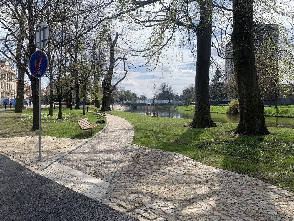 Park Dukelská funguje už více než rok, stále však není kompletní. Chybí dětské hřiště i tráva na svazích