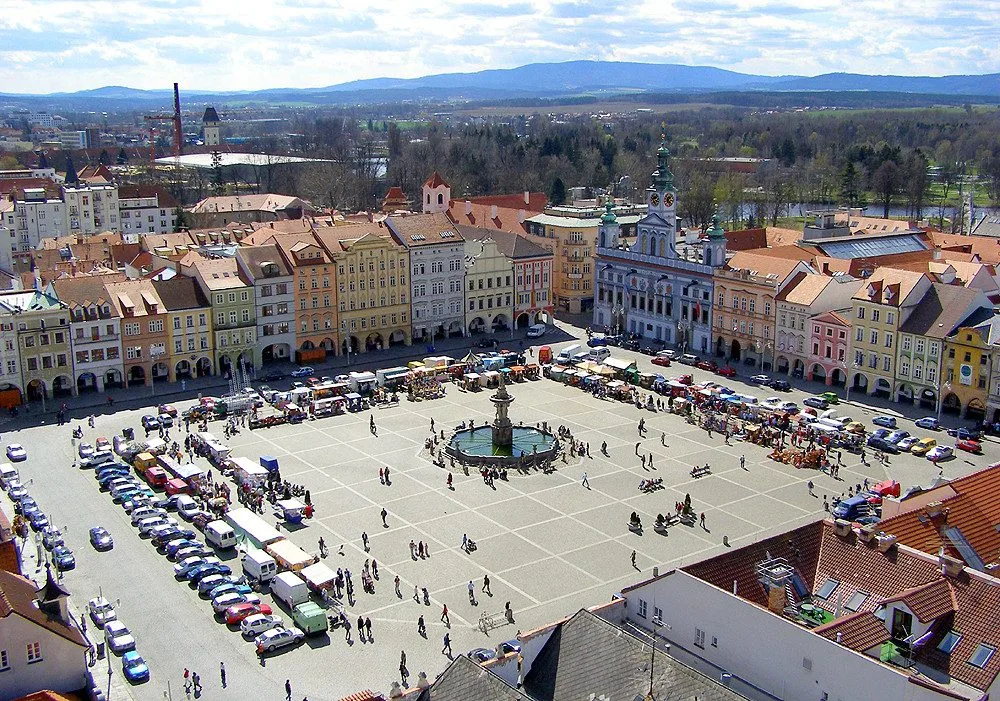 Na snímku z Černé věže se vypíná v pozadí Blanský les, odkud z Kletě lze za mimořádné viditelnosti sledovat panorama Alp.