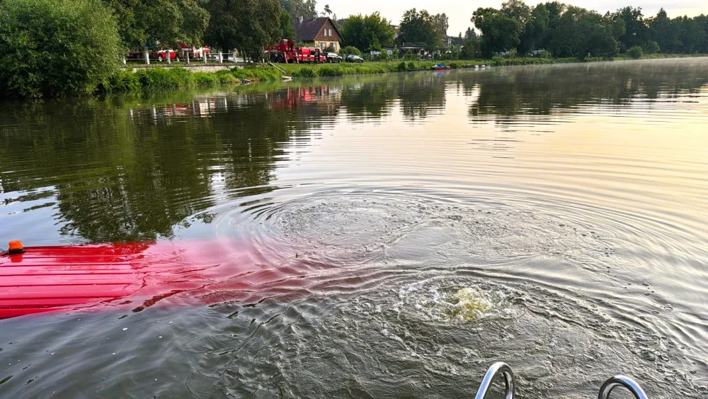 V Kolodějích nad Lužnicí sjela do řeky dodávka, s vyproštěním pomohli potápěči, motorový člun i cisterna