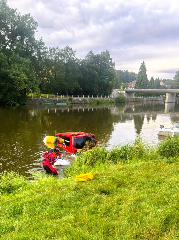 V Kolodějích nad Lužnicí sjela do řeky dodávka, s vyproštěním pomohli potápěči, motorový člun i cisterna