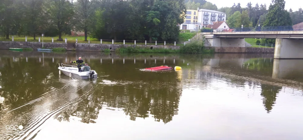 V Kolodějích nad Lužnicí sjela do řeky dodávka, s vyproštěním pomohli potápěči, motorový člun i cisterna