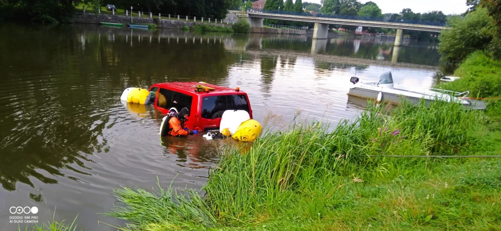 V Kolodějích nad Lužnicí sjela do řeky dodávka, s vyproštěním pomohli potápěči, motorový člun i cisterna