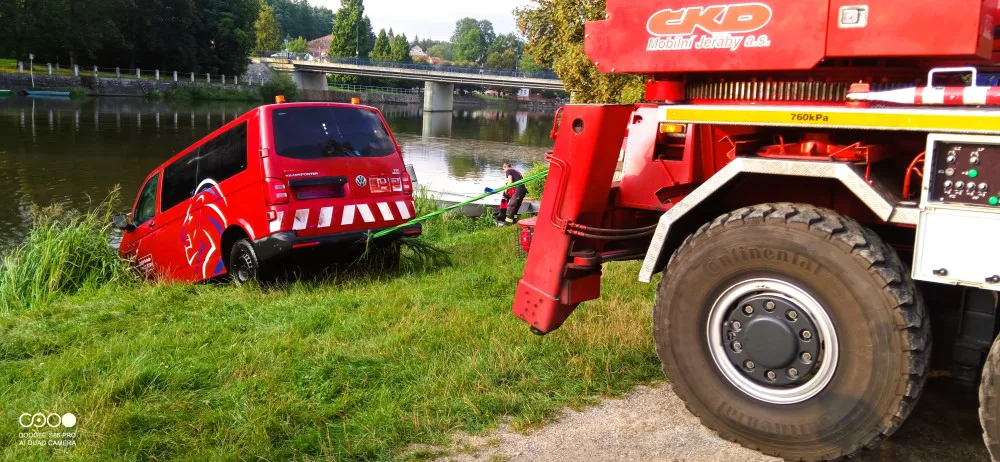 V Kolodějích nad Lužnicí sjela do řeky dodávka, s vyproštěním pomohli potápěči, motorový člun i cisterna