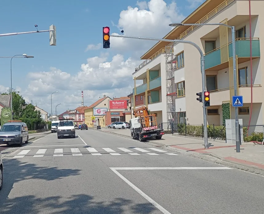 Na Novohradské je nový poptávkový přechod, v lokalitě má zvýšit bezpečnost bez zbytečného zatížení dopravy