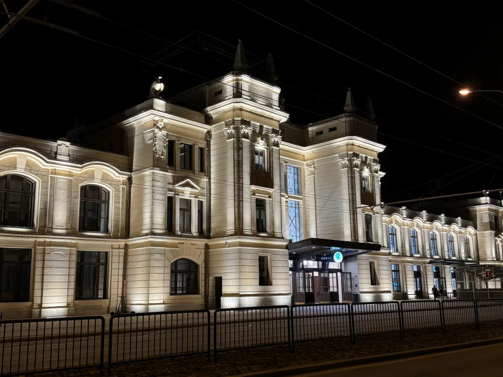 Zrekonstruovanou fasádu budějovického nádraží rozzáří 190 světel