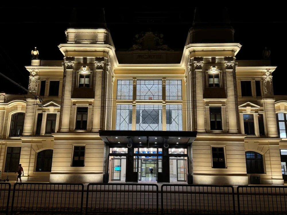 Zrekonstruovanou fasádu budějovického nádraží rozzáří 190 světel