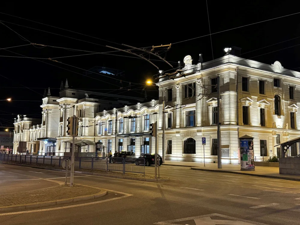 Zrekonstruovanou fasádu budějovického nádraží rozzáří 190 světel