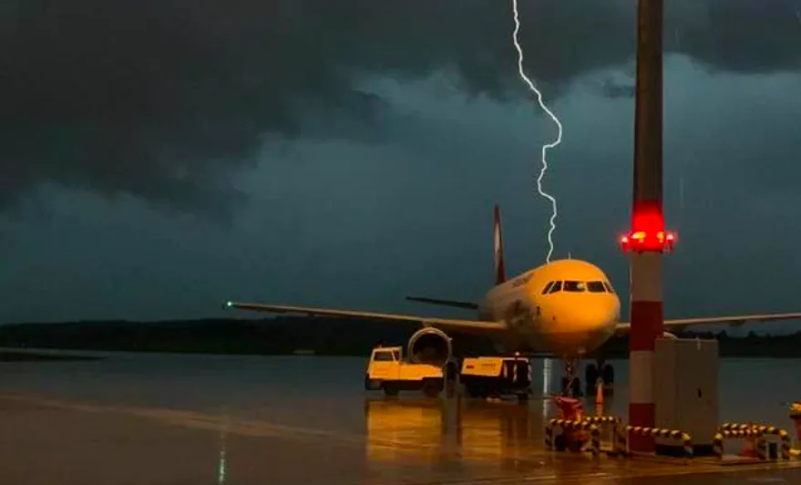 Vysoké teploty doprovodí deště a bouřky, varovali meteorologové