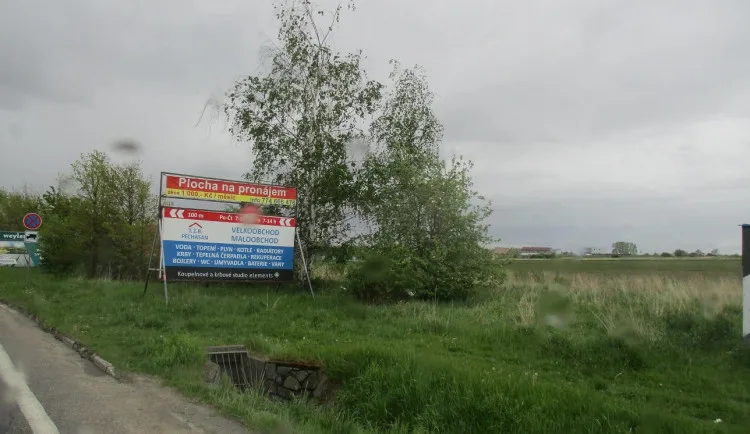 Nelegálním billboardům u Českých Budějovic odzvonilo, město jich přes víkend odstranilo téměř padesát