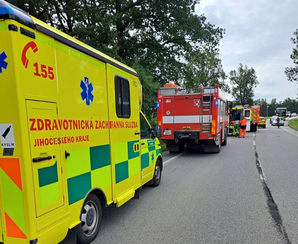 Na Strakonicku se srazila dvě auta. Záchranáři ošetřili čtyři osoby