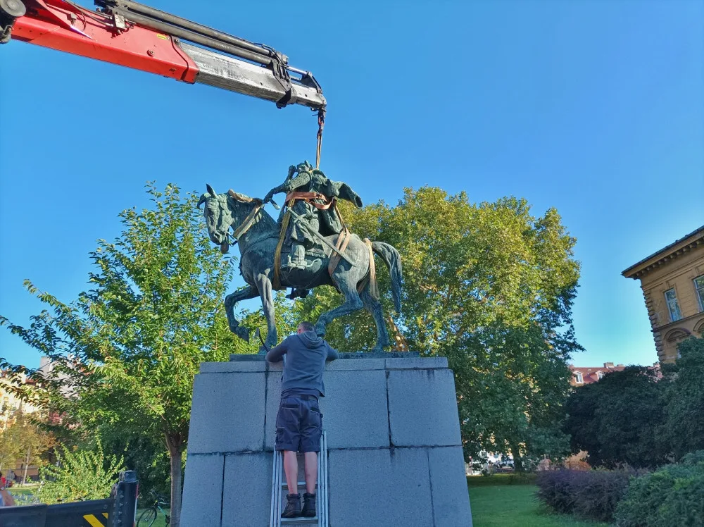 OBRAZEM: Restaurátoři odvezli sochu Žižky od bývalých kasáren, zpět bude za dva měsíce