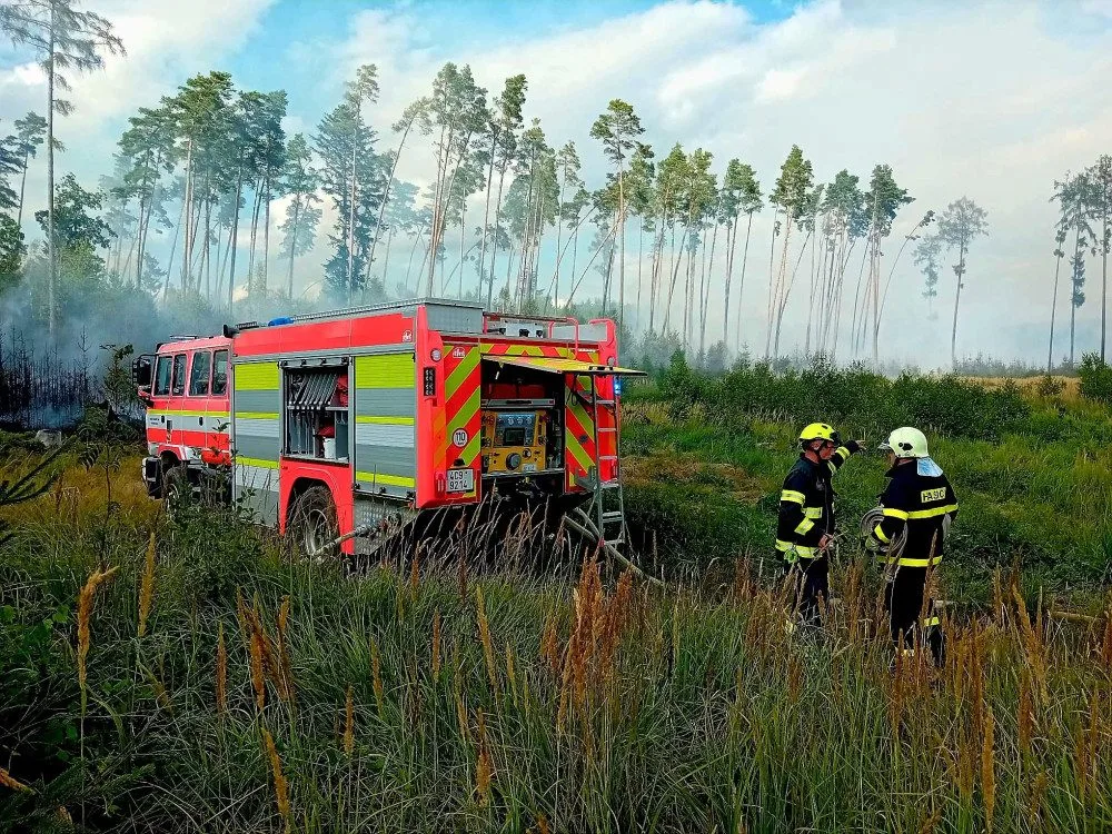 Požár zachvátil les u Bělčic na Strakonicku. Hasiči vyhlásili druhý stupeň požárního poplachu a vyžádali si leteckou podporu