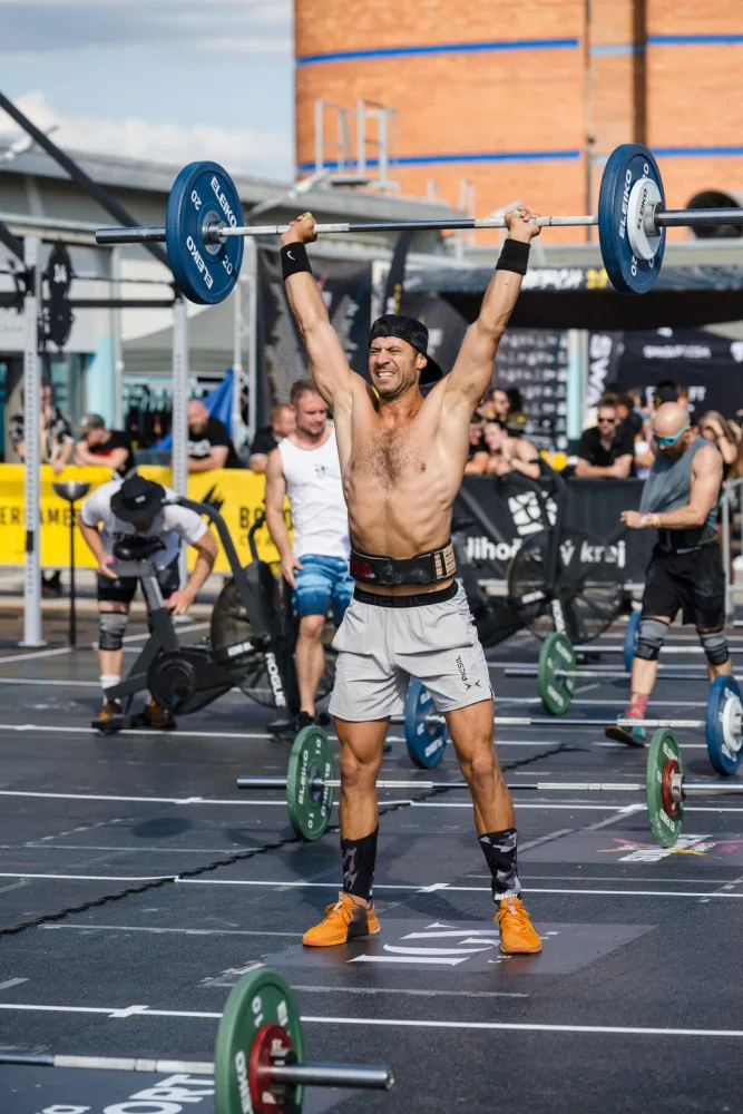 Sportovní akce s oficiální světovou licencí CrossFit Licensed Event propojuje gymnastiku, práci s vlastní váhou, vzpírání, silovou přípravu a kondici. Cílem je zajistit, aby závodníci byli co nejvíce všestranní.