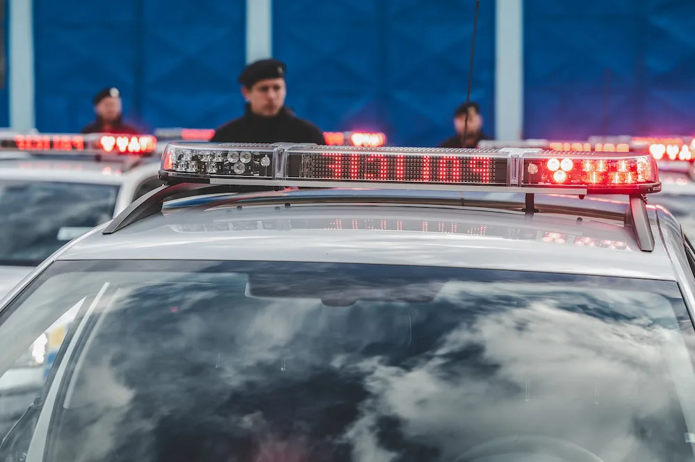 Silnici I/3 uzavřela nehoda auta a motorkáře